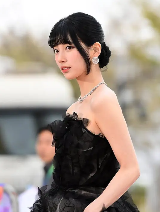 Bintang drama Start-Up itu tampil elegan mengenakan gaun strapless hitam rancangan desainer Spanyol Marco & Maria. [Foto: Twitter/suzycontents].