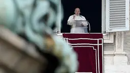 Paus Fransiskus memimpin Doa Angelus dari jendela yang menghadap Lapangan Santo Petrus di Vatikan, Minggu (1/3/2020). Ini adalah penampilan publik pertamanya sejak Misa Rabu Abu di Roma, di mana Pemimpin umat Katolik itu terlihat batuk dan bersin.(Filippo MONTEFORTE/AFP)