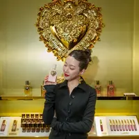 Dolce & Gabbana memperkuat kehadirannya di industri kecantikan Asia dengan membuka pop-up store di pusat perbelanjaan Plaza Indonesia, Jakarta, Indonesia.