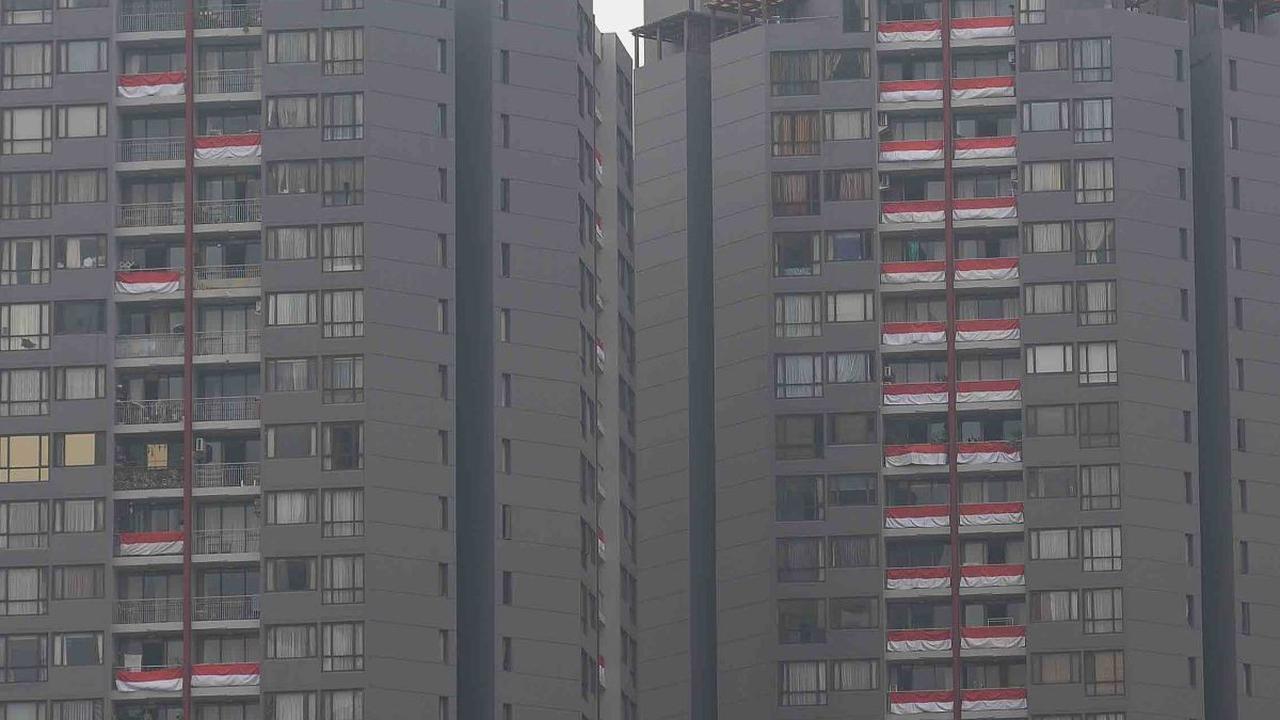 Semarak perayaan HUT ke-78 Kemerdekaan RI semakin terasa. Seperti yang terlihat di Apartemen Taman Rasuna, kompleks Epicentrum, Jakarta, pada Sabtu (12/8/2023). Puluhan bendera merah putih tampak terpasang pada balkon-balkon apartemen