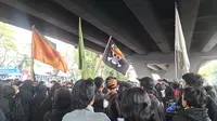 Jadi Simbol Kritik, Mahasiswa di Makassar Terang-terangan Kibarkan Bendera One Piece