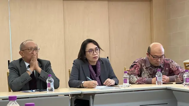 Koordinator Fungsi Protokol dan Konsuler Kedutaan Besar Republik Indonesia (KBRI) Seoul, Teuku Zulkaryadi (kanan) saat ditemui sejumlah media, Senin (19/5/2025). (Liputan6.com/Benedikta Miranti)