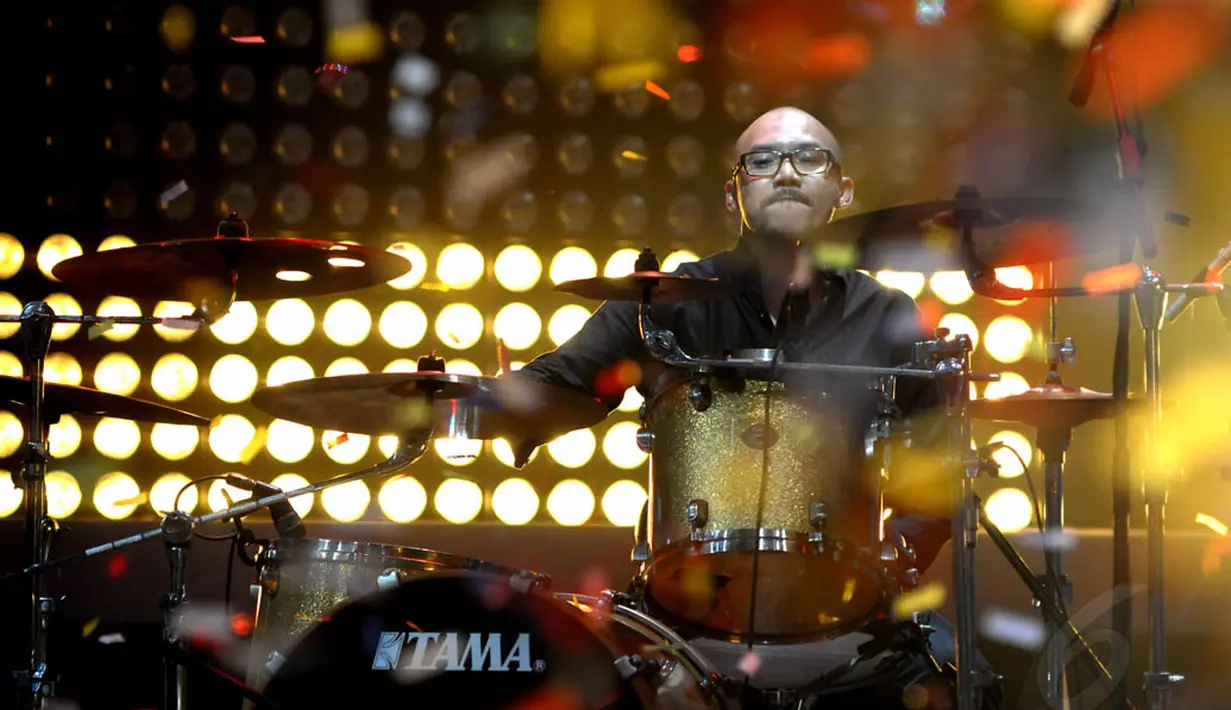 Membawakan lagu "Kita Tidak Sedang Bercinta Lagi", Geisha berkolaborasi dengan drummer Padi, Yoyo di Studio Penta SCTV, Jakarta, Selasa (13/05/14). (Liputan6.com/Andrian Martinus) 