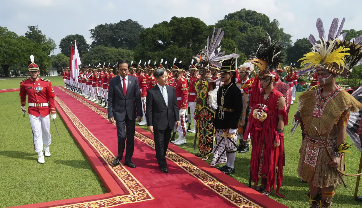 Kedua pemimpin negara mendengarkan lagu kebangsaan Indonesia dan Jepang di halaman Istana Bogor, lalu melakukan inspeksi pasukan.  (AP Photo/Achmad Ibrahim, Pool)