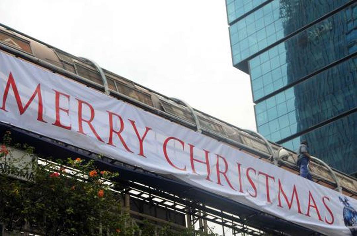 Spanduk Natal hiasi jembatan penyeberangan Tosari 