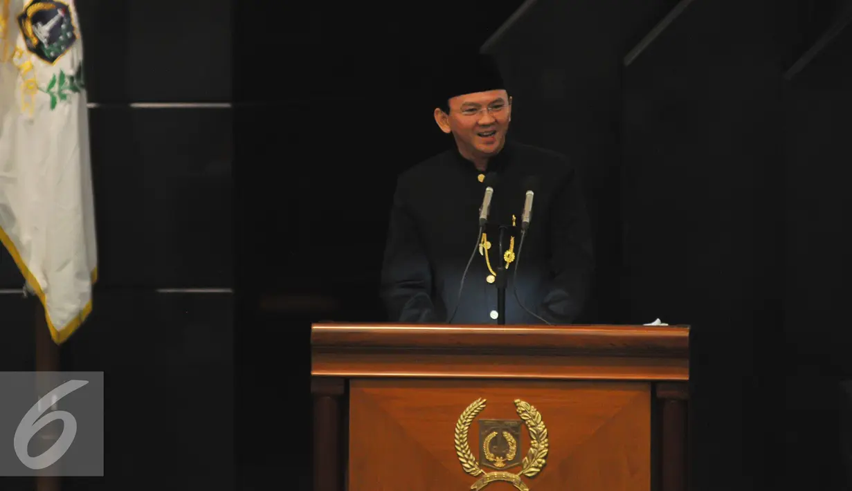 Gubernur Jakarta Basuki Tjahaja Purnama menyampaikan sambutan dalam Rapat Paripurna Istimewa di Gedung DPRD Provinsi Jakarta, Senin (22/6/2015). Rapat Paripurna Istimewa tersebut berlangsung dalam rangka HUT ke-488 Jakarta. (Liputan6.com/Herman Zakharia)
