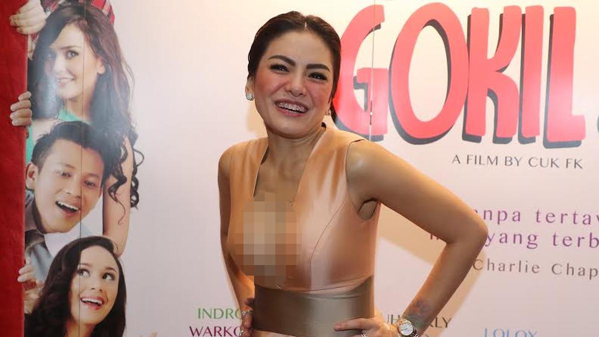 Berbikini Seksi di Pantai, Nikita Mirzani: Masak Pakai Sarung - ShowBiz  Liputan6.com