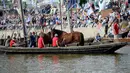 Dua ekor kuda berada diatas perahu saat mengikuti Festival Loire di Orleans, Prancis (24/9). (AFP Photo/Guillaume Souvant)