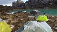 Di lembah danau Pegunungan Jayawijaya, Carstensz Pyramid atau Puncak Jaya. (Dok: Instagram @like_papua @bruchertpastor)