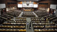 Suasana rapat paripurna DPR RI dengan Badan Pemeriksa Keuangan (BPK) RI di Komplek Parlemen, Jakarta, Selasa (7/4/2015). Rapat tersebut untuk mendengarkan laporan dari BPK. (Liputan6.com/Andrian M Tunay)