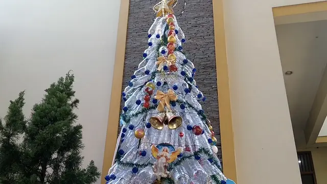 Perayaan Natal 2025 di Gereja Katolik Hati Kudus Yesus, Kota Metro, Lampung, berlangsung unik dengan mengusung tema kepedulian lingkungan. (Liputan6.com/Ardi Munthe)