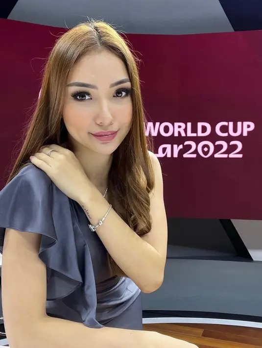 Saat nge-host, ia selalu tampil menawan dengan deretan dress hitam yang seksi dan elegan. [@nat.germania]