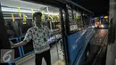 Bus TransJakarta saat singgah di kawasan Pasar Baru, Jakarta, Rabu (13/7). Penumpang bus TransJakarta belum ramai dikarenakan masih belum normalnya aktivitas perkantoran pasca libur Lebaran. (Liputan6.com/Yoppy Renato)