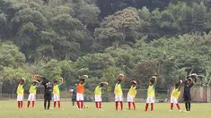 Pemain Indonesia U16 melakukan pemanasan jelang lawan Jepang U16 di Lapangan Padepokan Voli Indonesia, Sentul, Bogor. Selasa (15/4)