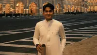 Kadam Sidik Unggah Foto Berlatar Biru, Isyaratkan Pernikahan?