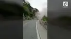 Detik-detik tanah longsor menutup jalan di Beijing. Tanah longsor berasal dari tebing sisi jalan.