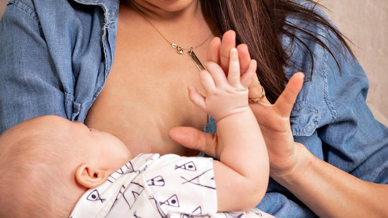 Tema ini berfokus untuk keseimbangan antara ibu pekerja yang juga harus memberikan ASI secara langsung.