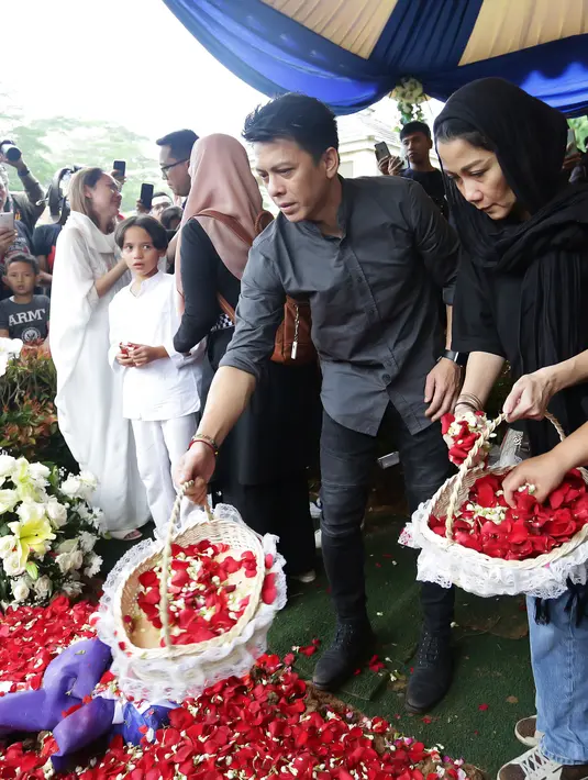 Ariel Noah dan BCL di Pemakaman Ashraf Sinclair (Bambang E Ros/Fimela.com)