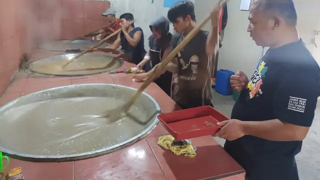 Nampak Deni tengah mengarahkan anak buahnya di bagian produksi bahan baku dodol, untuk. menghasilkan citaras dodol Garut yang legit.