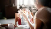 Ilustrasi Ibu dan Anak, Makan. Photo by Tanaphong Toochinda on Unsplash