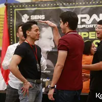 Saat saling berhadapan, El Rumi menunjukkan gestur Jefri Nichol yang lebih pendek darinya. Hal tersebut direspons oleh Jefri Nichol yang langsung menepis tangan El Rumi. [KapanLagi.com/Bayu Herdianto]