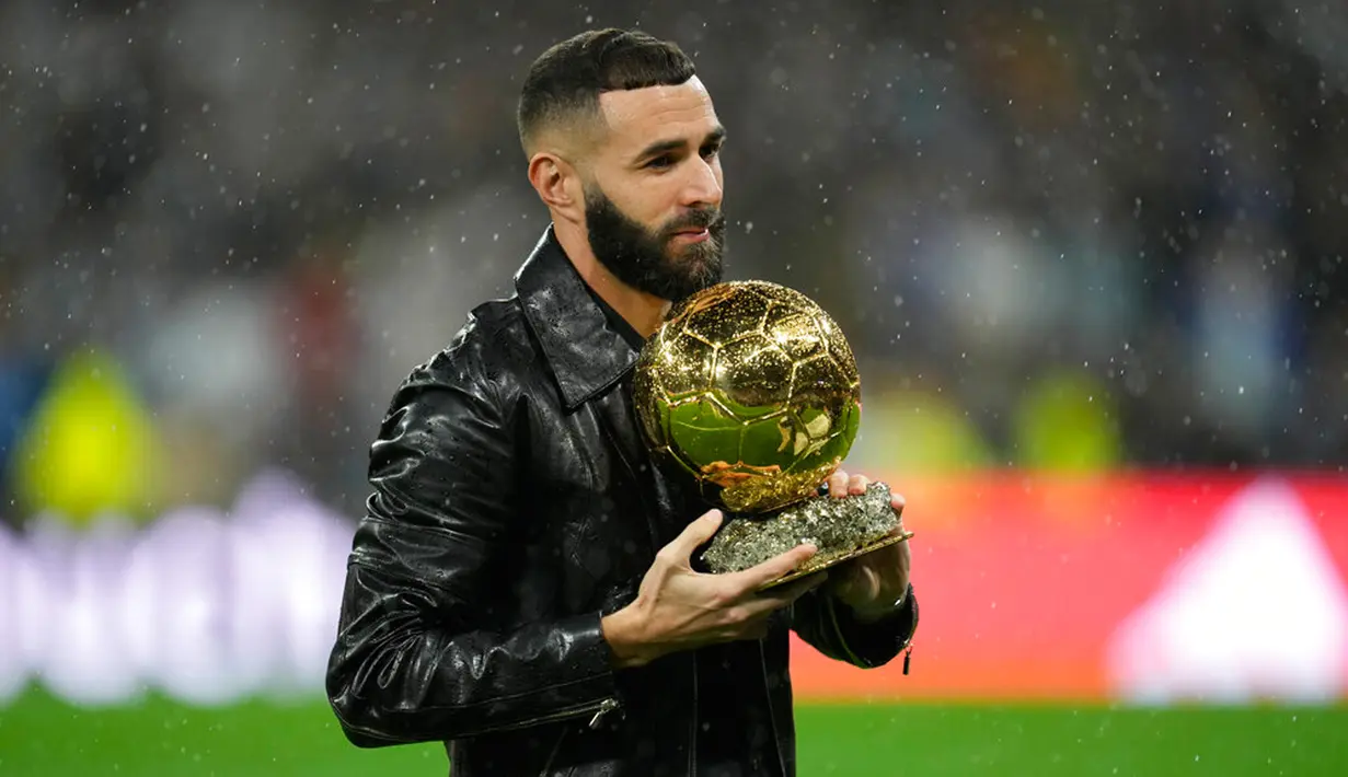 Pemain Real Madrid Karim Benzema memegang trofi Ballon d'Or 2022 sebelum pertandingan sepak bola Liga Spanyol antara Real Madrid dan Sevilla di Stadion Santiago Bernabeu, Madrid, Spanyol, 22 Oktober 2022. Terpilihnya Karim Benzema sebagai pemenang Ballon d'Or 2022 sejatinya tidak mengejutkan. (AP Photo/Manu Fernandez)