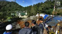 Sejumlah warga melihat lokasi longsor di kawasan Ciloto, Cianjur, Jawa Barat, Kamis (29/3). Lokasi longsor tepat berada di puncak pass, yakni titik perbatasan antara Kabupaten Bogor dan Cianjur. (Merdeka.com/Arie Basuki)