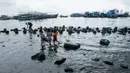 Anak-anak bermain di pesisir laut Jakarta, Kamis (9/1/2020). Pemprov DKI Jakarta melalui Dinas Sumber Daya Air (SDA) memetakan kawasan yang rawan diterjang banjir rob selama cuaca ekstrem melanda Jakarta pada 9 hingga 12 Januari 2020. (merdeka.com/Imam Buhori)