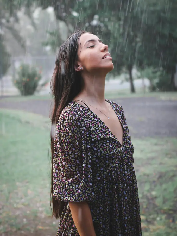 hujan santai tenang rileks tersenyum