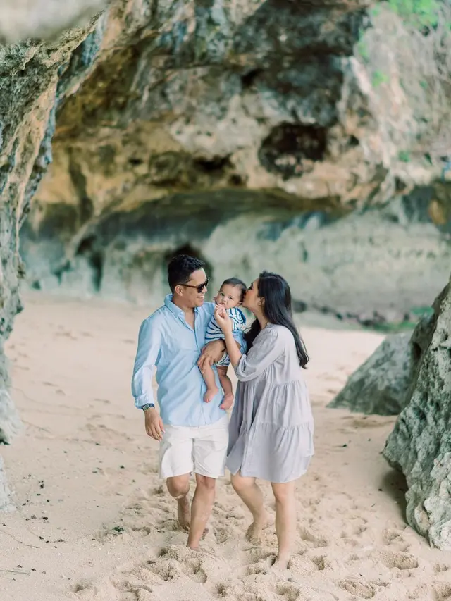 Arief Muhammad bersama dengan istrinya, Tiara Pangestika dan putranya, Baim.