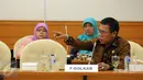 Anggota F-PDIP, Masinton Pasaribu saat memberikan pertanyaan kepada Dirut JICT, Dani Ruslipada sidang pansus angket Pelindo II di Gedung DPR Jakarta, Rabu (25/11/2015). Sidang meminta keterangan dari tiga pejabat JICT. (Liputan6.com/Helmi Fithriansyah)