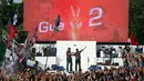 Cagub dan Cawagub Nomor Urut 2 Ahok-Djarot memberikan salam dua jari kepada ribuan pendukungnya saat "Konser Gue 2" di "ex golf driving range" Senayan, Jakarta, (4/2). (Liputan6/JohanTallo)