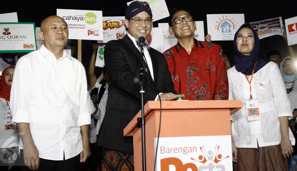 Mendikbud Anies Baswedan (kedua kiri) bersama Kepala Staf Kepresidenan Teten Masduki (kiri) menekan tombol penyalaan pelita sebagai tanda pembukaan Pesta Pendidikan di Tugu Monas, Jakarta, Minggu (1/5). (Liputan6.com/Herman Zakharia)