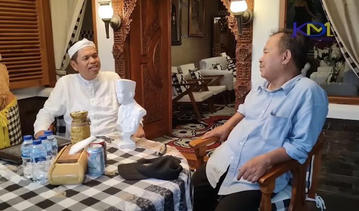 Patung berbentuk wajah Bung Karno itu dibuat oleh Mang Epo untuk Dedi sebagai bentuk penghargaan kepada mantan Bupati Purwakarta tersebut.<br>