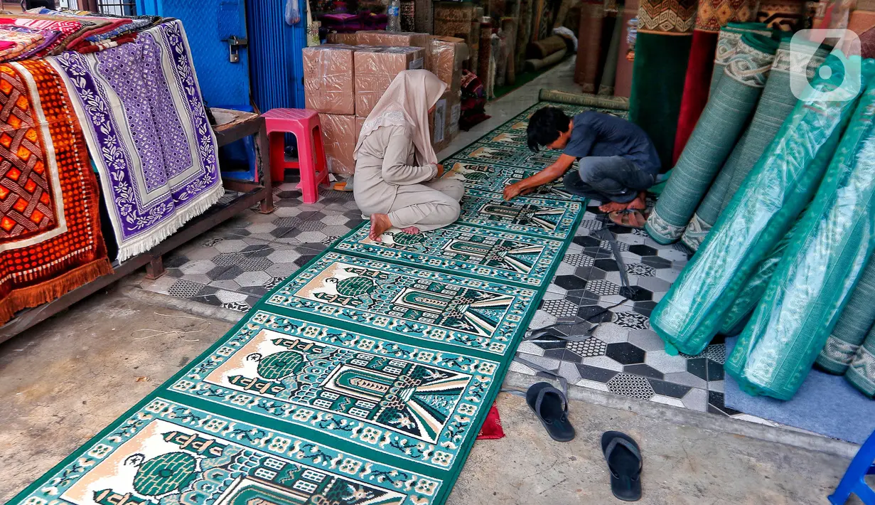 Jelang memasuki bulan suci Ramadan, permintaan karpet untuk masjid mulai meningkat. (Liputan6.com/Angga Yuniar)