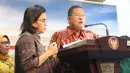 Menteri Koordinator Bidang Perekonomian Darmin Nasution (kanan) didampingi Menkeu Sri Mulyani (tengah) dan perwakilan OJK Nurhaida (kiri) saat meluncurkan Paket Kebijakan Ekomomi XVI di Kantor Presiden, Jakarta, Jumat (16/11). (Liputan6.com/Angga Yuniar)