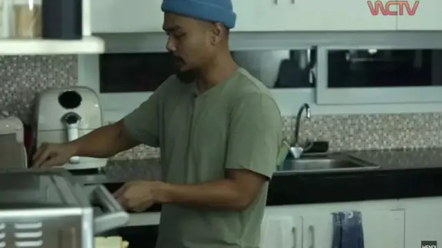 Warna Putih dan Hitam yang Menciptakan Suasana Dapur yang Tenang