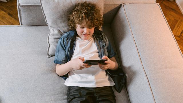 Ilustrasi anak bermain gadget