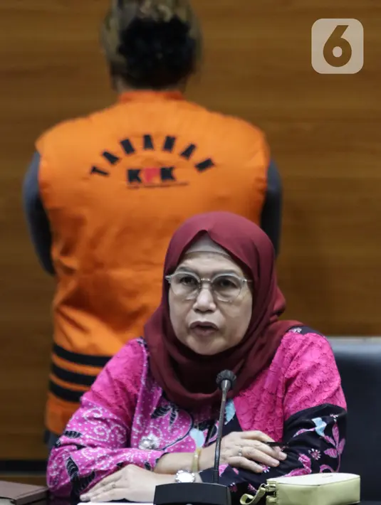 Wakil Ketua KPK, Lili Pintauli Siregar menyampaikan rilis penahahan Ni Putu Eka Wiryastuti dan I Dewa Nyoman Wiratmaja sebagai tersangka dugaan korupsi pengurusan dana insentif daerah Kabupaten Tabanan tahun 2018 di Gedung KPK, Jakarta, Kamis (24/3/2022). (Liputan6.com/Helmi Fithriansyah)