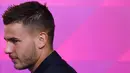 Bek baru Bayern Munchen, Lucas Hernandez usai mengikuti konferensi pers saat dirinya diperkenalkan secara resmi di Allianz Arena, Munich, Senin (8/7/2019). Pemain 23 tahun ini diikat kontrak selama lima tahun atau hingga 2024 oleh Bayern Munchen. (Christof STACHE/AFP)