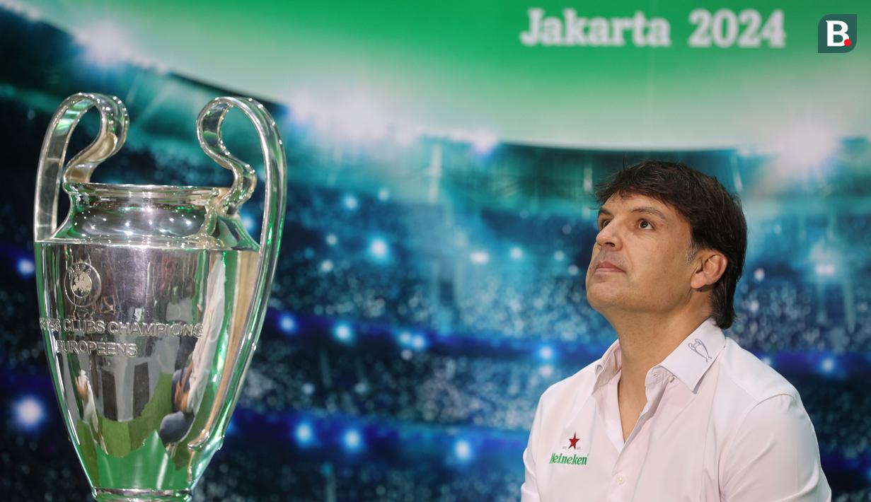 <p>Legenda Real Madrid, Fernando Morientes, hadir dalam acara bertajuk Meet The UEFA Champion League Trophy and Legends di MGP Space SCBD, Jakarta, Jumat (26/4/2024). (Bola.com/M iqbal Ichsan)</p>