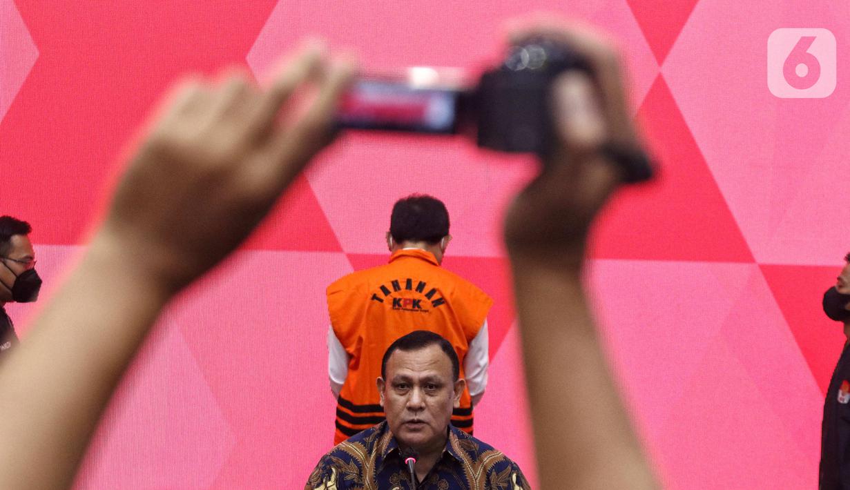 Ketua KPK Firli Bahuri saat konferensi pers terkait penahanan Sekretaris Mahkamah Agung (MA) Hasbi Hasan di Gedung Merah Putih, Jakarta, Rabu (12/7/2023). Komisi Pemberantasan Korupsi (KPK) resmi melakukan penahanan terhadap Hasbi Hasan setelah sebelumnya menetapkannya sebagai tersangka dalam kasus dugaan suap pengurusan perkara di MA. (Liputan6.com/Angga Yuniar)