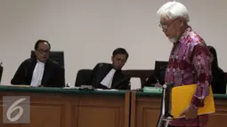 Suroso Atmo Martoyo saat menghadiri sidang pembacaan dakwaan, di Pengadilan Tipikor, Jakarta, Kamis (18/6/2015). Suroso terlibat kasus suap dalam pembelian tetra ethyl lead (TEL) dari perusahaan asal Inggris, Innospec. (Liputan6.com/Helmi Afandi)