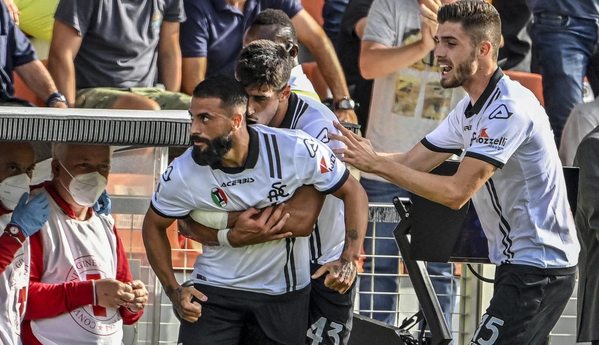 Spezia justru mampu menyamakan skor 1-1 pada menit ke-80 melalui Daniele Verde. Tendangan kerasnya sempat membentur kaki Sandro Tonali yang akhirnya berbelok arah mengecoh kiper AC Milan, Mike Maignan. (AFP/Albetto Pizzoli)