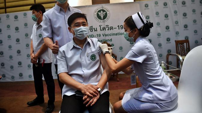 Seorang pejabat Kementerian Kesehatan Masyarakat disuntik vaksin COVID-19 CoronaVac dari Sinovac, di Institut Penyakit Menular Bamrasnaradura di Bangkok, Minggu (28/2/2021). Pemerintah Thailand berencana memvaksinasi 50 persen dari total populasinya hingga akhir tahun ini. (Lillian SUWANRUMPHA/AFP)