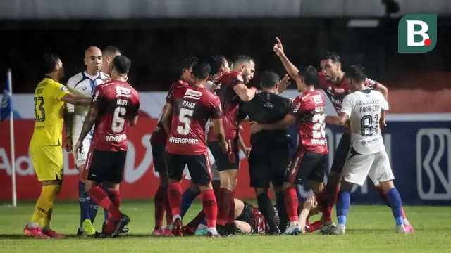 Foto: Laga Keras, Bali United Bermain Imbang Tanpa Gol dengan PSIS Semarang di Pertandingan Lanjutan BRI Liga 1