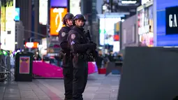 Petugas polisi sedang berjaga di lokasi penembakan di Times Square di New York, AS (8/5/2021). Menurut penjelasan polisi setempat, balita yang didampingi orang keluarganya itu tertembak pada bagian kaki saat membeli mainan. (AFP/Kena Betancur)