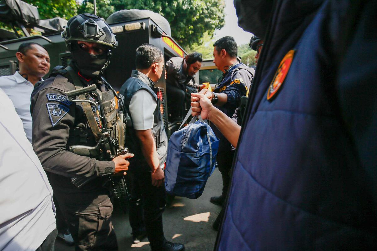 Barang Bukti Penggeledahan Rumah Mewah Sentul Dibawa ke Polda Metro Jaya