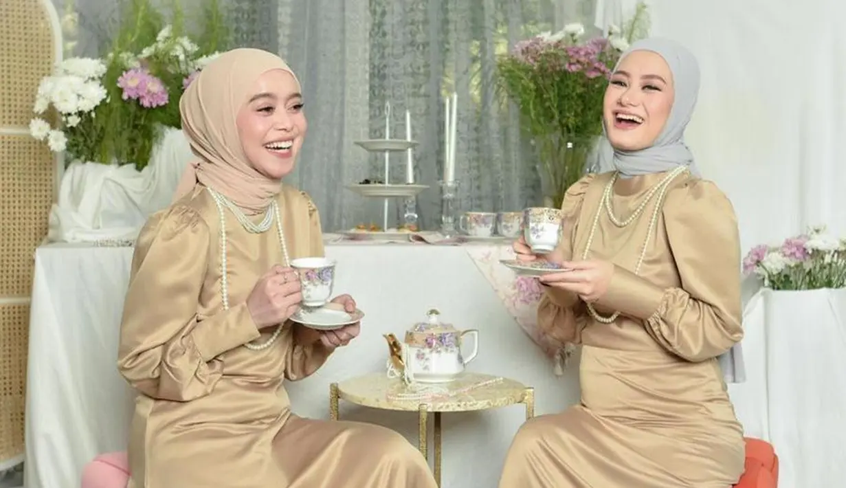 Foto berkonsep candid dengan mengenakan gaun yang indah ini ramai dikomentari netizen, Lesti dan Dinda Hauw yang tersenyum lebar ini menunjukkan keharmonisan mereka dalam bersahabat. Potret kebersamaan mereka yang sama-sama ceria ini bikin netizen ikut bahagia. (Liputan6.com/IG/lestykejora)
