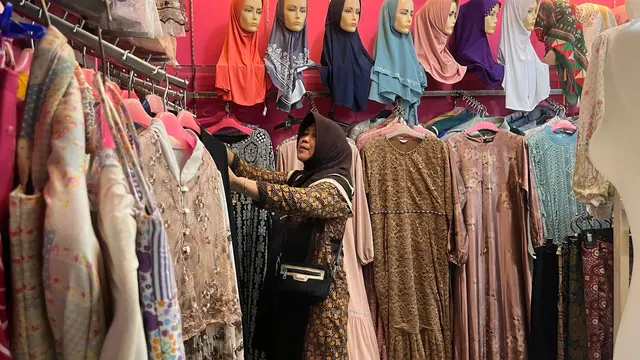 Marni Made (60) Pemilik Toko Pakaian Muslim di Pasar Cileungsi